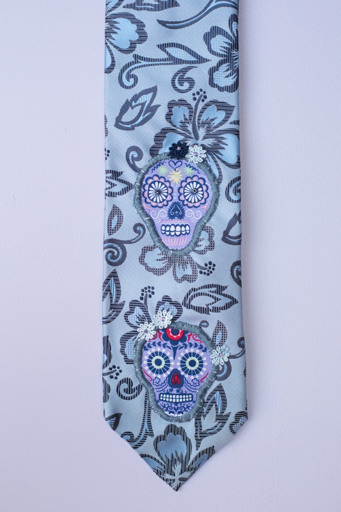 Silk tie in blue hues with sugar skulls
