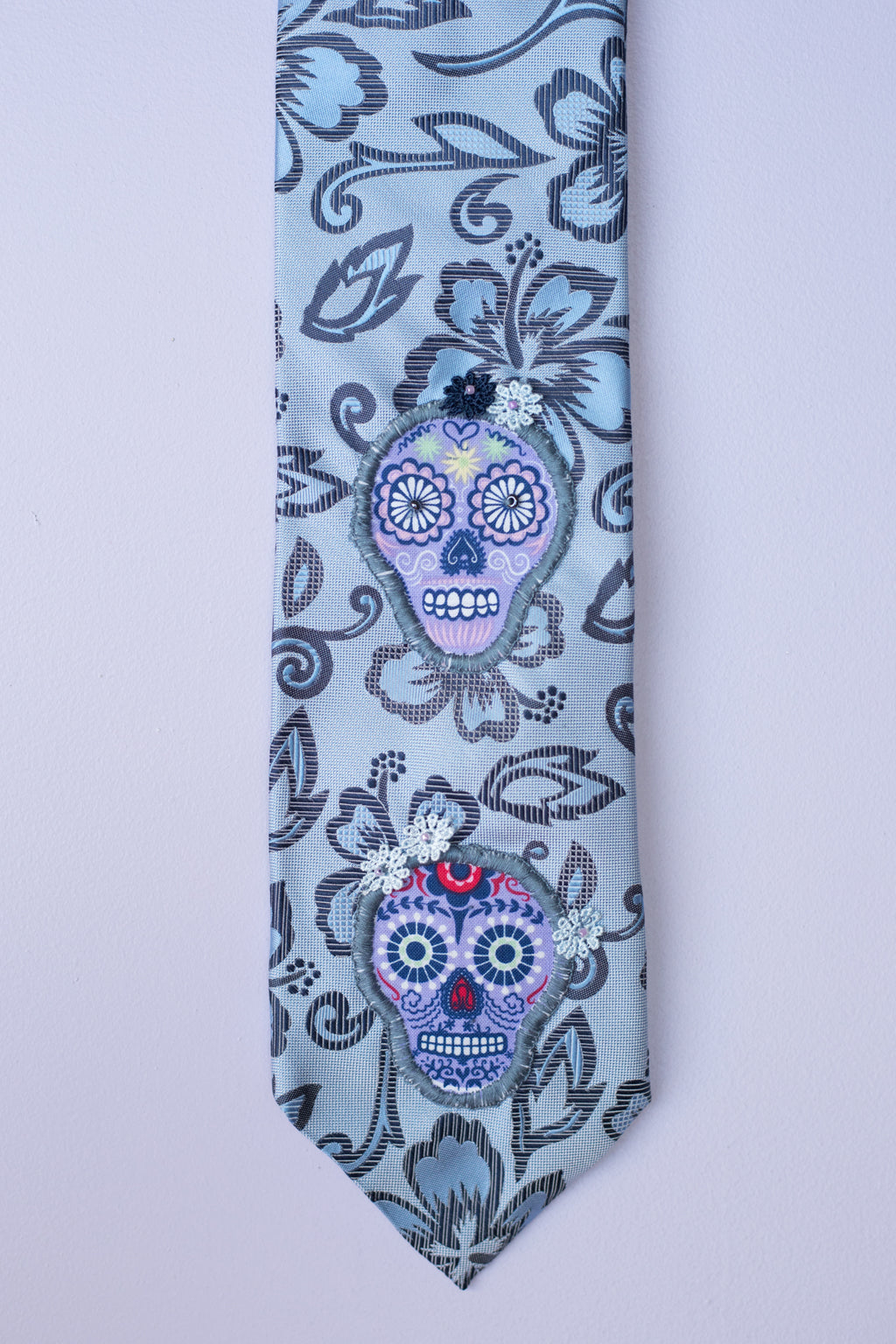 Silk tie in blue hues with sugar skulls